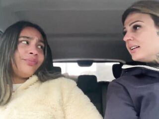 A woman who runs a ride-hailing app picks up a wheelchair user at Sé station. That babe doesn't have the cash to pay for the ride! And that babe lets herself be sucked off after peeing as payment!