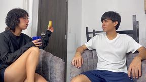 un hermanastro caliente convence a su hermanastra en tener sexo por primera vez. se corre en su culo.