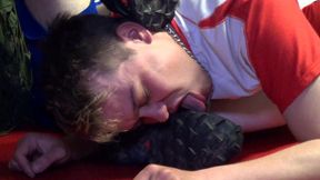 soumission aux pieds et bareback en cruisingdeux mecs baisent no capote dans un...