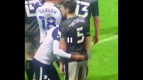 Pegando na rola do jogador no campo de futebol