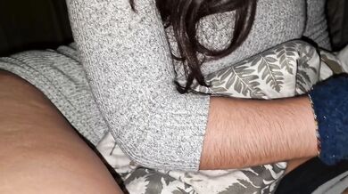 Hermanastra juguetona me pilla masturbándome y su reacción me deja sin palabras