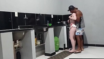 RECEBE O MEU AMIGO DE LINGERIE E ELE JA VEIO MIM AGARRANDO E AGENTE TREPOU ALI MESMO NA COZINHA: GOZEI COM MUITO TENZAO NA PIROCA DO AMIGO