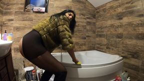 milfycalla- pee play in bathtub while wearing a fur coat and pantyhose 198