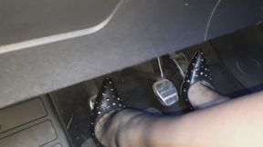 Decollete tacco a spillo 13 cm , collant velato trasparente nero 8 Den , la mia immancabile cavigliera e 10 min di revving.