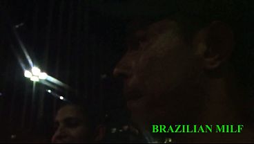 Milf rabuda &eacute_ fodida por tr&ecirc_s desconhecidos no t&uacute_nel no centro de S&atilde_o Paulo