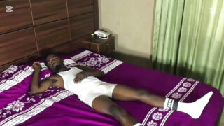 Czarny facet bez zabezpieczenia wali amatorską azjatycką gejowską dziwkę w tyłek po niedbałej lasce