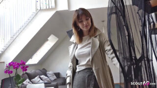 Ruwe anale seks voor schattige brunette Duitse slet in kousen