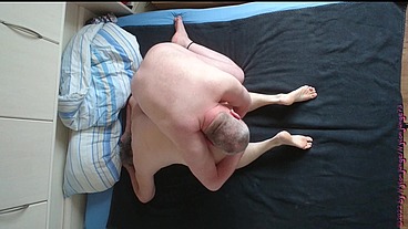 Geile Oma mit Dildo ficken und Kuscheln
