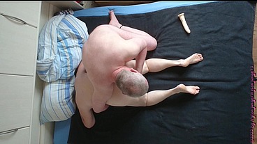 Geile Oma mit Dildo ficken und Kuscheln