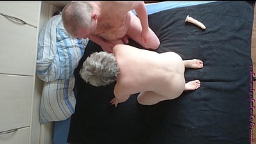 Geile Oma mit Dildo ficken und Kuscheln