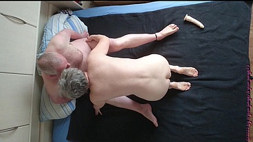Geile Oma mit Dildo ficken und Kuscheln