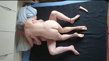 Geile Oma mit Dildo ficken und Kuscheln