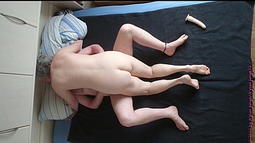 Geile Oma mit Dildo ficken und Kuscheln