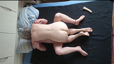 Geile Oma mit Dildo ficken und Kuscheln