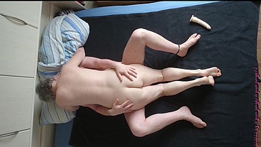 Geile Oma mit Dildo ficken und Kuscheln