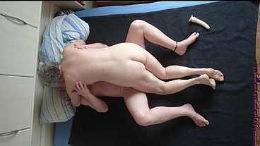 Geile Oma mit Dildo ficken und Kuscheln