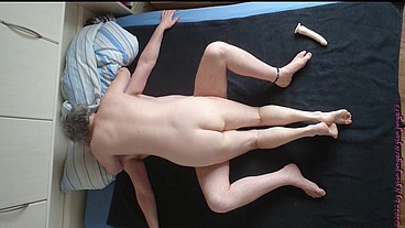 Geile Oma mit Dildo ficken und Kuscheln