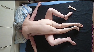 Geile Oma mit Dildo ficken und Kuscheln