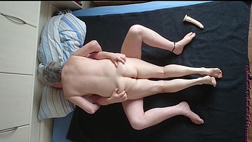 Geile Oma mit Dildo ficken und Kuscheln