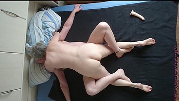 Geile Oma mit Dildo ficken und Kuscheln