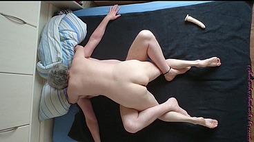 Geile Oma mit Dildo ficken und Kuscheln