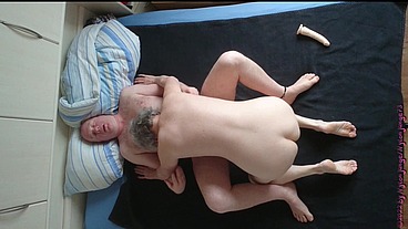 Geile Oma mit Dildo ficken und Kuscheln