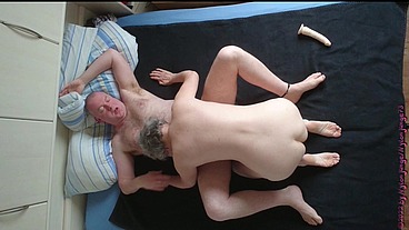 Geile Oma mit Dildo ficken und Kuscheln