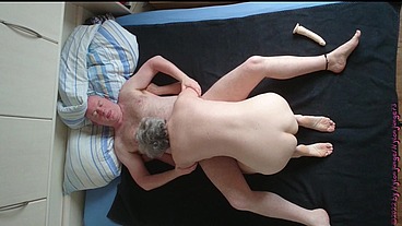 Geile Oma mit Dildo ficken und Kuscheln