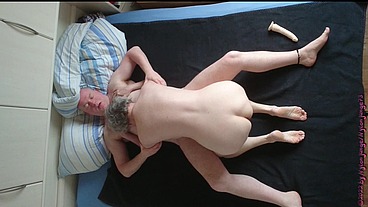 Geile Oma mit Dildo ficken und Kuscheln