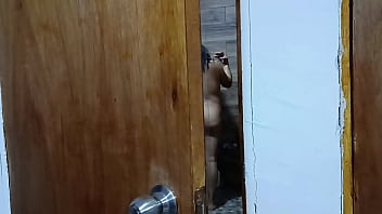 Me caliento cada d&iacute_a m&aacute_s espiando a mi cu&ntilde_ada cuando se ba&ntilde_a