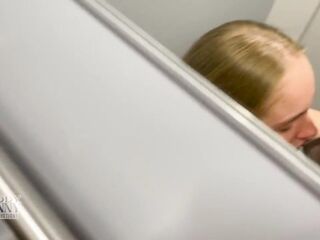 Studentessa italiana succhia il cazzo ad uno sconosciuto in ascensore (DIALOGHI ITA)