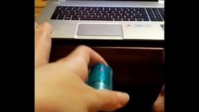 Viendo porno sola en casa con mi consolador...