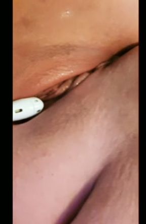 Using my tooth brush to get off...  Submissive BBW Squirting Her Juicy Peach