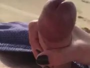 Une inconnue française me branle et me fait jouir sur la plage à la vue de tous
