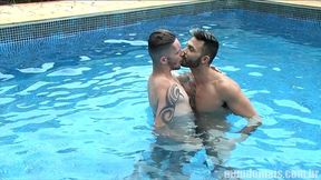 primos se encontram na casa da avo e fodem na piscina