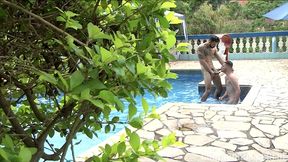 primos se encontram na casa da avo e fodem na piscina