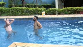 primos se encontram na casa da avo e fodem na piscina