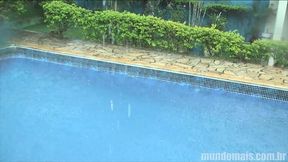 primos se encontram na casa da avo e fodem na piscina