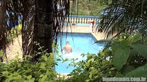 primos se encontram na casa da avo e fodem na piscina