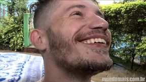 primos se encontram na casa da avo e fodem na piscina