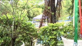 primos se encontram na casa da avo e fodem na piscina