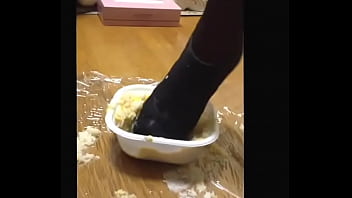 【fetish】Bowl of rice topped with chicken and eggs crush Heels