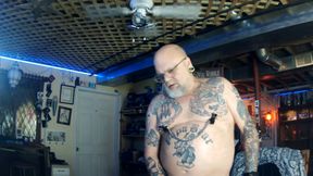 Tattooed freak pumpig his cock