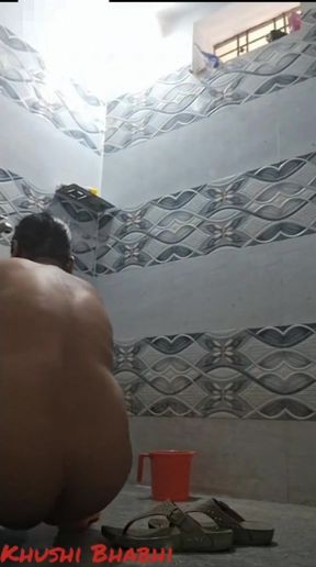 Desi bhabhi bathroom me naha rahi h...