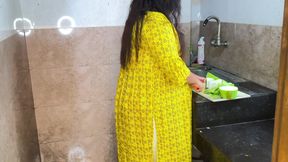 Suddenly I Fucked My Stepmother in Law While She Was Cutting Curry in the Kitchen - Desi Rough Sex