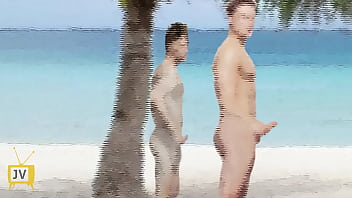 En la Playa Nudista con mi familia [Parte 3]