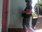 me llego el cobrador y me toco pagarle en especie en la calle