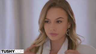 Un pula mare îi fută cu putere fundul strâmt al lui Naomi Swan