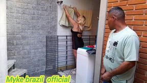 ines ventura vai na lavanderia e o caseiro fica espionando ela. ai ela vai para a cozinha e ele vai atras ele ficou com muito tesao pela a dona da casa mais ela acaba dando oara ele