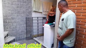 ines ventura vai na lavanderia e o caseiro fica espionando ela. ai ela vai para a cozinha e ele vai atras ele ficou com muito tesao pela a dona da casa mais ela acaba dando oara ele